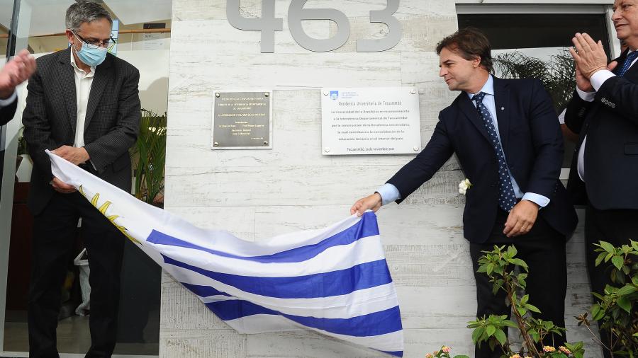 Presidente inaugurando residencia universitaria