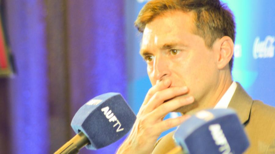 El flamante entrenador en conferencia. 