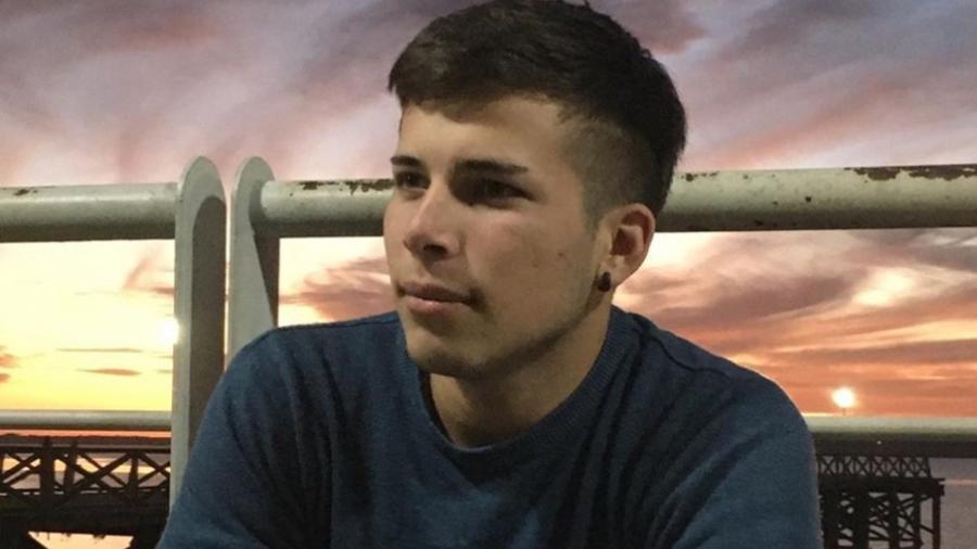 Ayrton antes de darse la vacuna.