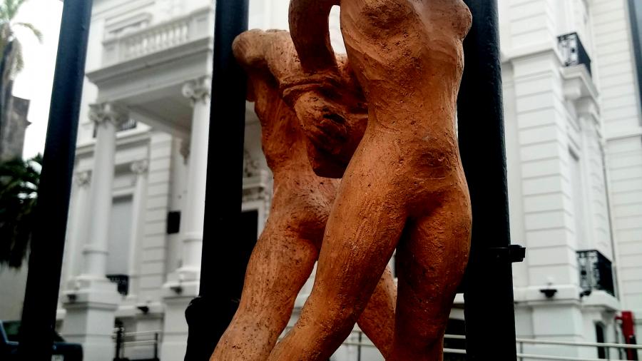  Fachada del edificio INDHH con la  escultura en arcilla “Torturados” Rubens Fernández Tudurí, 1983. Foto Manuela Aldabe