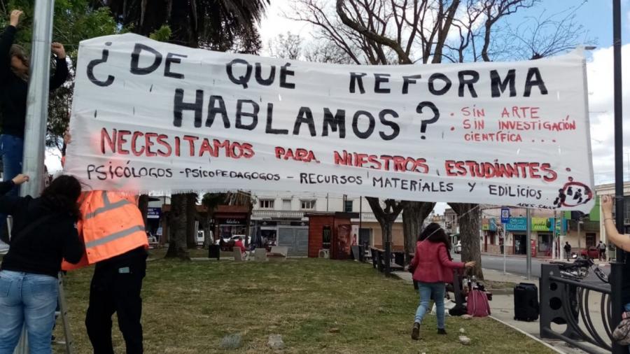 Pancarta en rechazo a la reforma educativa en SAUCE
