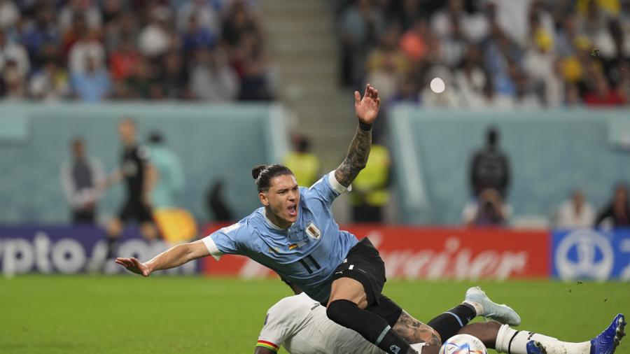 La infracción de Amartey ante Nuñez que Siebert descartó aunque lo llamó el VAR