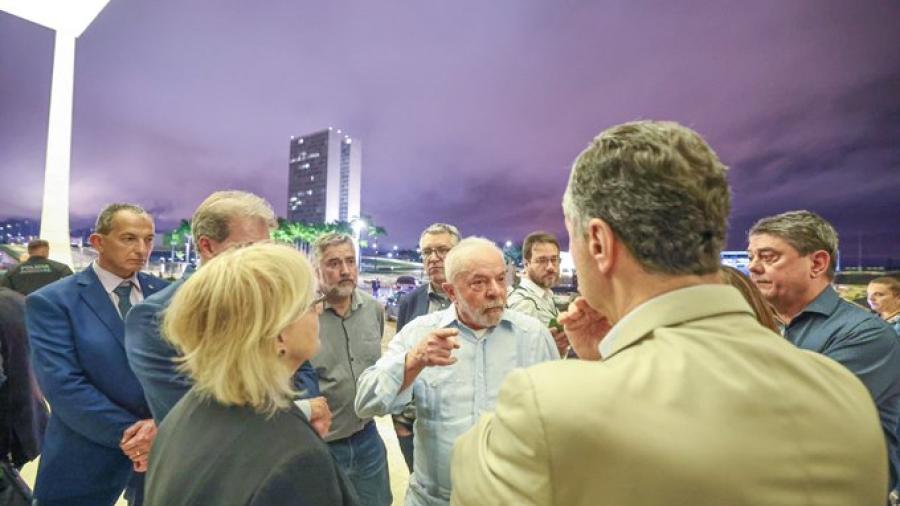 Lula llega a Brasilia tras los ataques a los poderes públicos