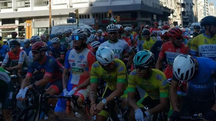 Ciclistas en posición de largada. Edición 77a, 2022.