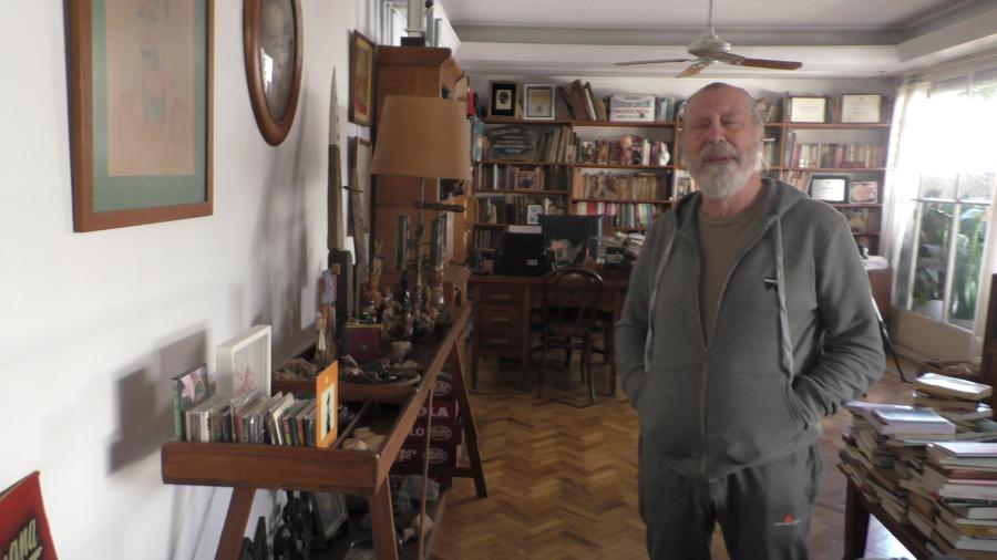 Mauricio Kartun en el linving de su casa en el Barrio Villa Crespo de Bs. As.