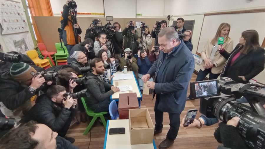 Alvaro Delgado vota en las internas