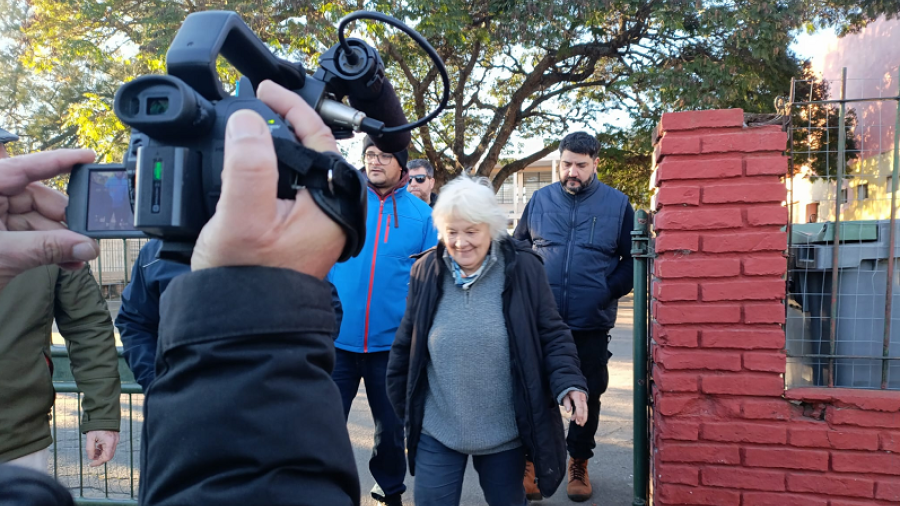 Lucia se retira del centro de votación 