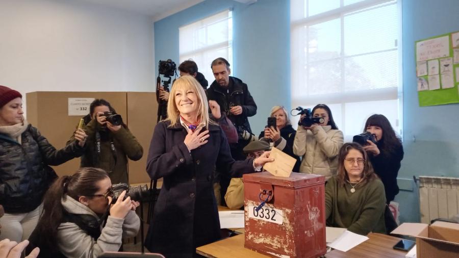 Ing. Carolina Cosse votando en las internas
