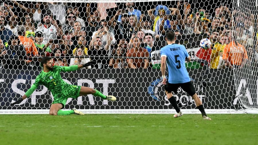 Ugarte ejecuta el último penal y consagra a Uruguay semifinalista. Foto gentileza EFE. 