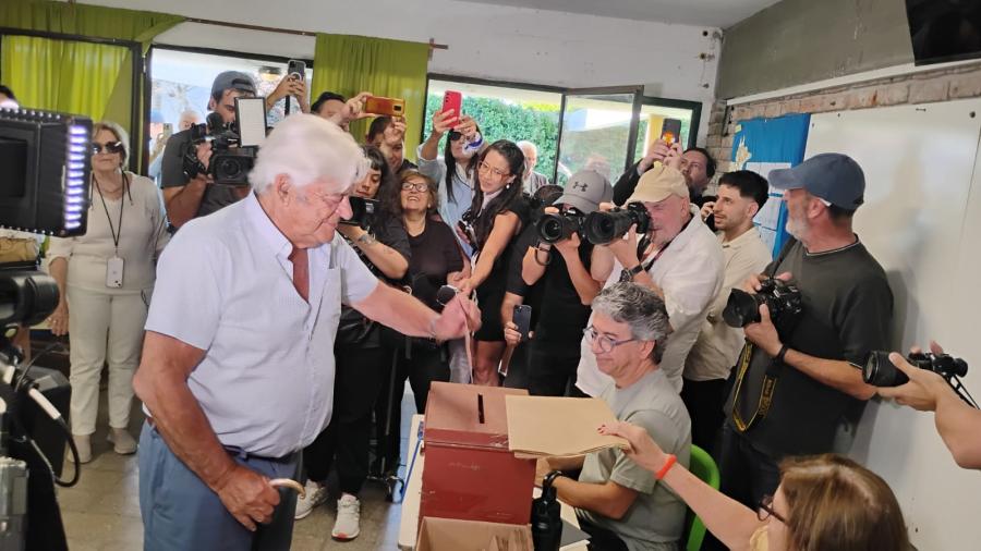 Lacalle Herrera votando