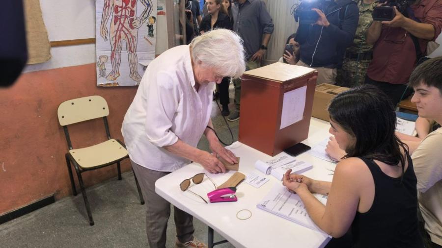 Lucía Topolansky votó y llamó a acordar durante el próximo gobierno