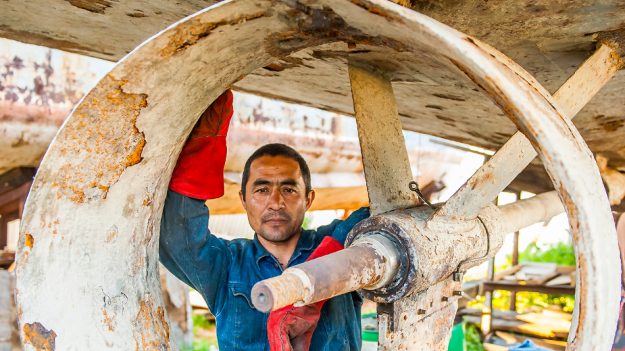 El informe titulado Estimaciones mundiales sobre los trabajadores migrantes internacionales destaca que, en 2022, 167,7 millones de migrantes formaban parte de la fuerza laboral en sus países de destino, un incremento de más de 30 millones desde 2013. Este crecimiento fue más notorio entre 2013 y 2019.