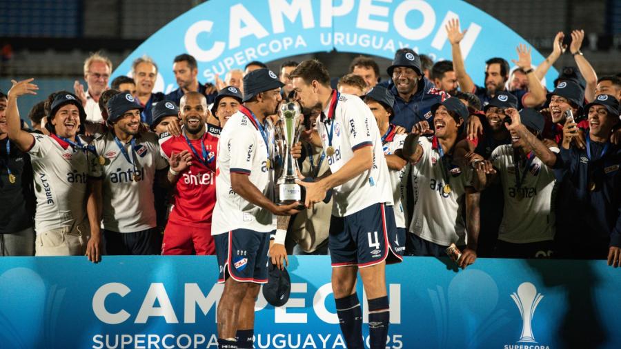 El campeón de la Supercopa celebra. Coates y Polenta con el trofeo. FOTO: Gianni Schiaffarino APUi Schiaffarino. APU 