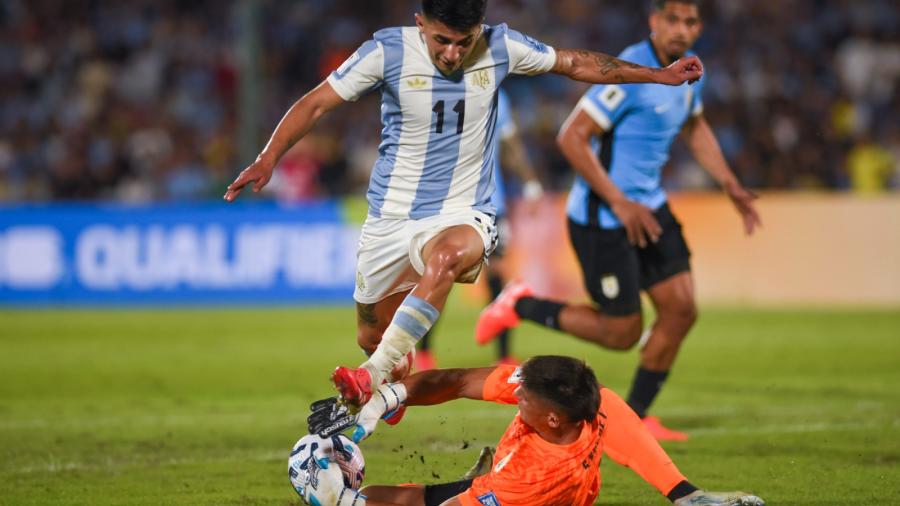 Jugada previa al gol de Thiago Almada, en acción ante Rochet que le gana ese mano a mano. Foto: Gianni Schiaffarino