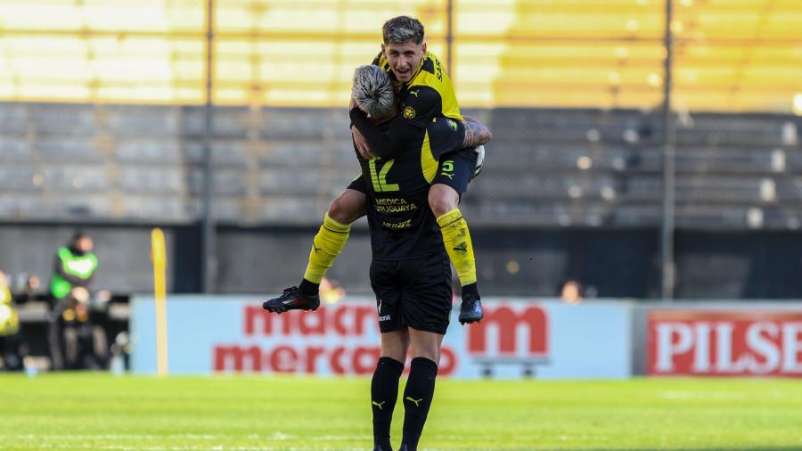 Festejo del gol de Peñarol