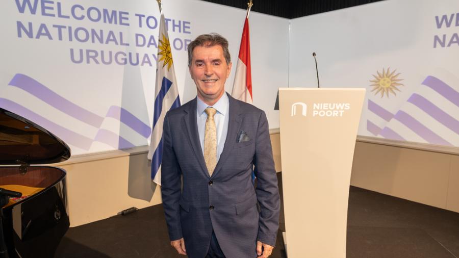 Excelentísimo Señor Dr. Álvaro González Otero, Embajador del Uruguay.