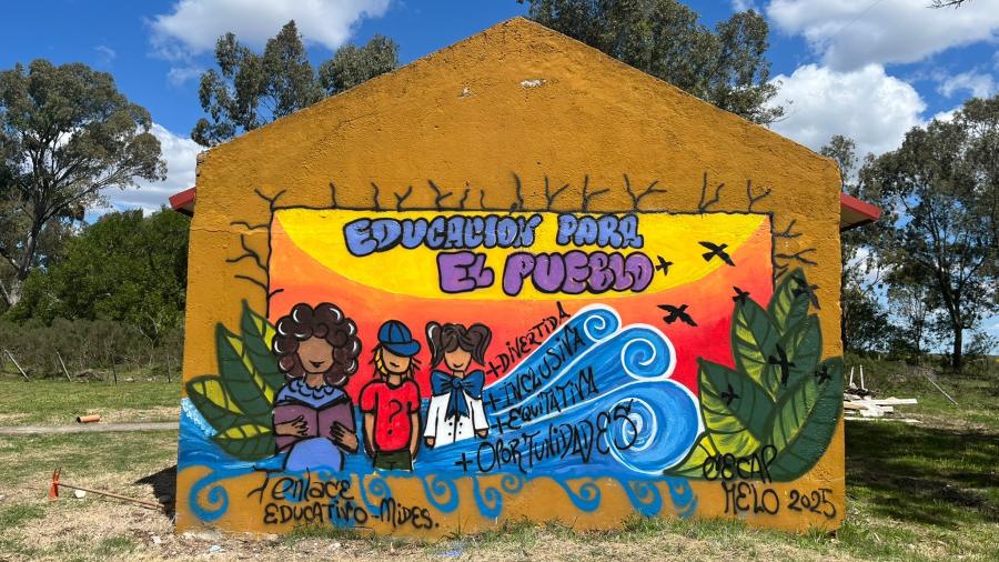 Mural final en escuela 97 de Cerro Largo pintado por adolescentes y referentes del CECAP  