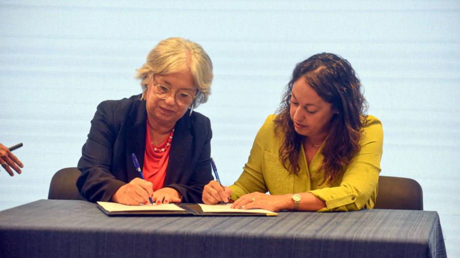 El ministerio firmó un convenio con Inmujeres y anunció medidas para reducir brechas en el sector productivo.