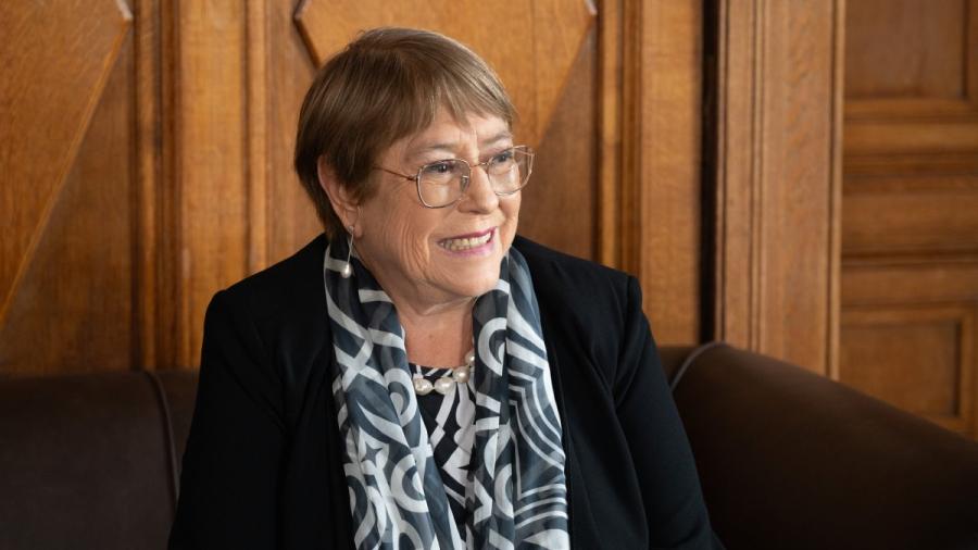 La expresidenta de Chile participó en Montevideo del seminario sobre geopolítica, multilateralismo y democracia paritaria organizado por IDEA Internacional y advirtió sobre los riesgos que enfrenta la democracia a nivel global.