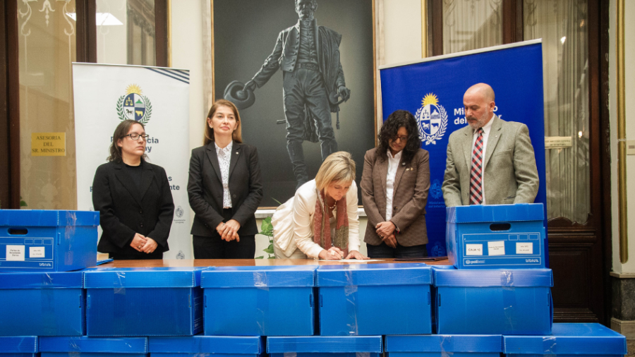 Nuevo aporte a la memoria: Interior transfirió documentación histórica del período 1968-1985
