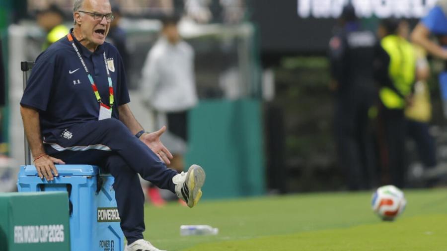 Marcelo Bielsa dirigiendo en Mundial 2026. Gentileza Canal 5