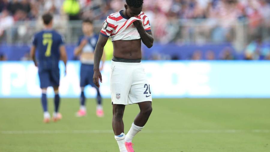Folarin Balogun, de Estados Unidos, recibe tarjeta roja por una falta sobre Tarik Muharemovic, de Bosnia y Herzegovina, el 1 de julio de 2026 en Santa Clara, California. Foto de la web de AIPS Charlotte Wilson Getty Images