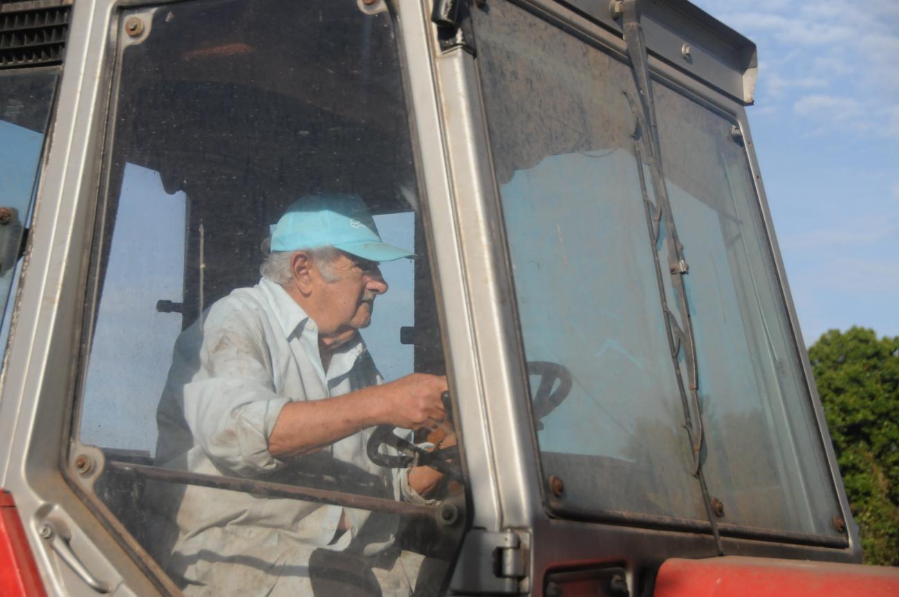 Pepe trabajando en el tractor