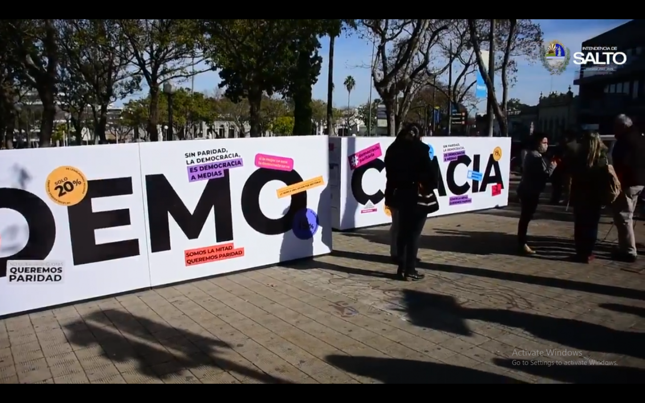La campaña #DemocraciaParitaria en la plaza Treinta y Tres de Salto. Imagen: Intendencia de Salto.