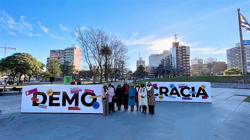 Mujeres representantes políticas en la Plaza de la Democracia (Tres Cruces). Foto: Yelitza Pernia.