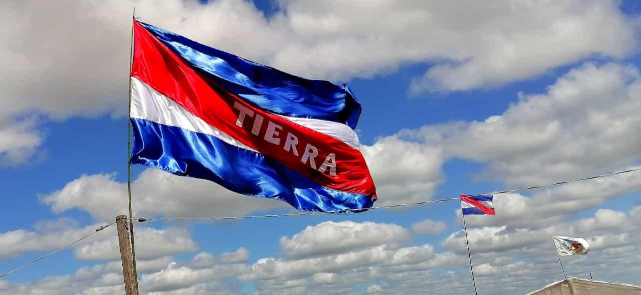 Bandera reclamando Tierra