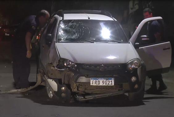 Parte delantera de la camioneta que embistió motociclista quedó destrozada.