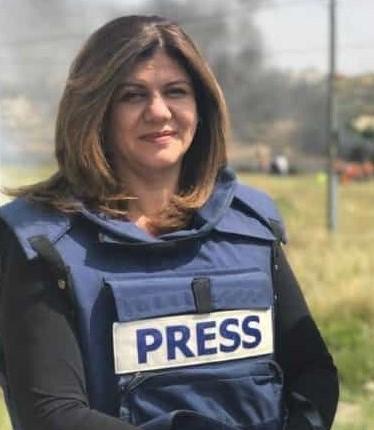 La periodista luciendo el chaleco que la distingue como tal