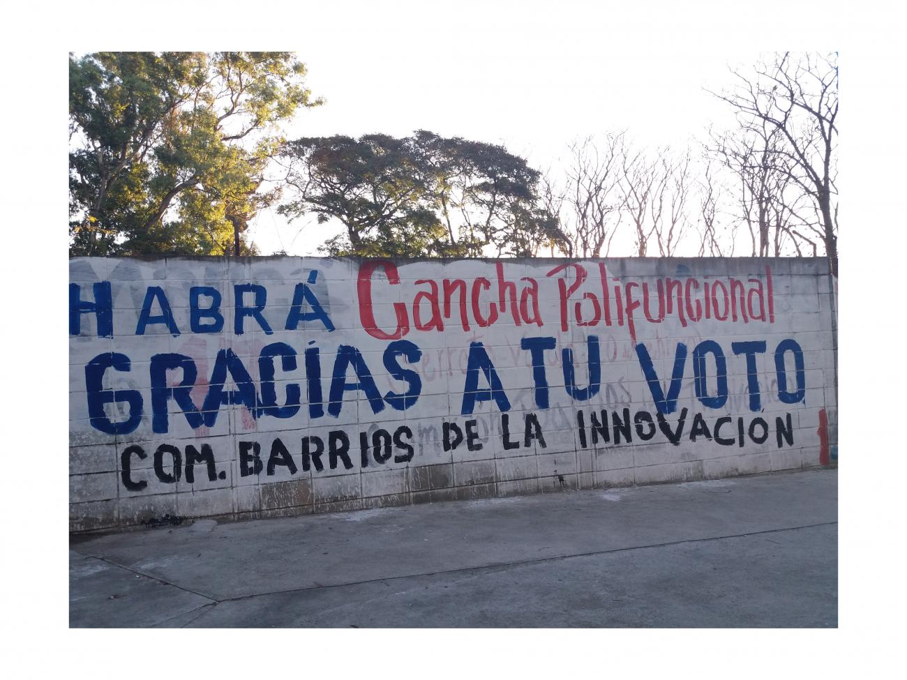 Uno de los muros de afuera de la escuela N° 89 de Villa Española con la noticia de una de las propuestas ganadora del Presupuesto Participativo 2021 del Municipio D. Foto: Lucía Da Silva