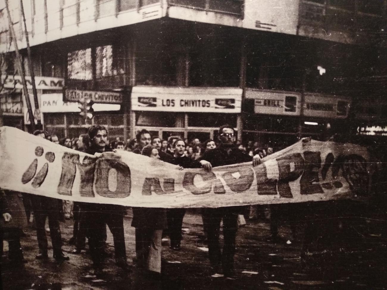 Fotografía de la manifestación del 9 de julio, fuente diario Popular, antes del desalojo del diario. Fotografía expuesta en el Museo de la Memoria