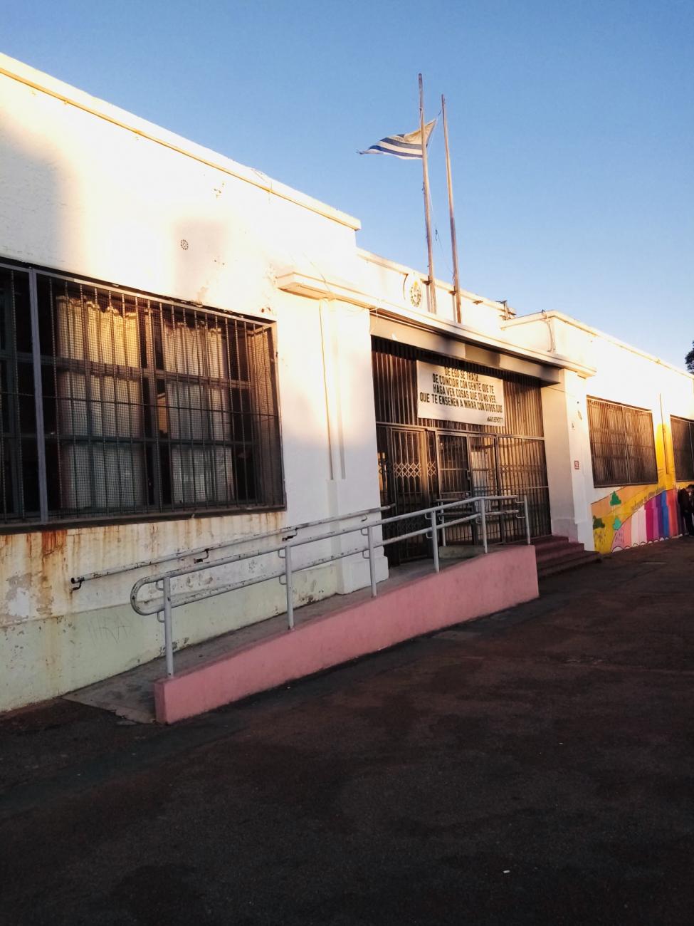 Foto fachada escuela N° 114 José Pedro Bellán