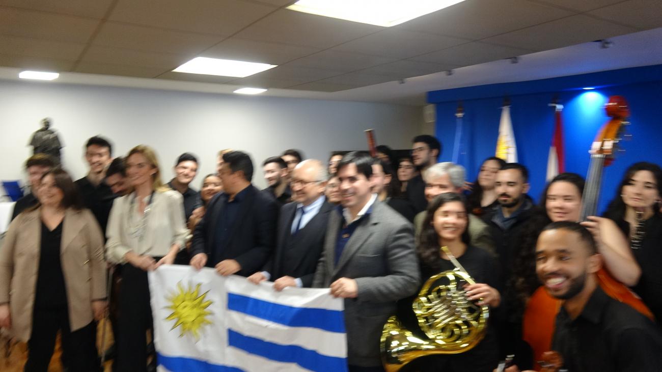 Toda la orquesta en la Conferencia de Prensa en el MEC