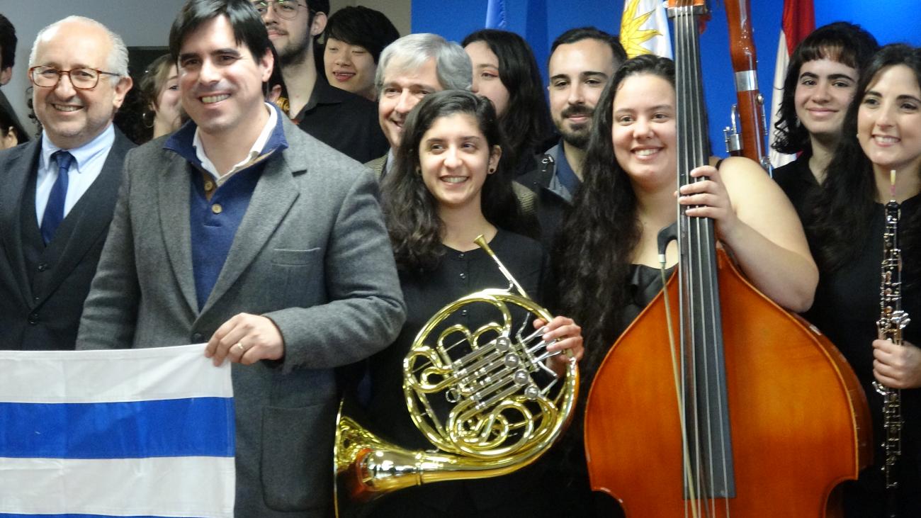 Toda la orquesta en la Conferencia de Prensa en el MEC