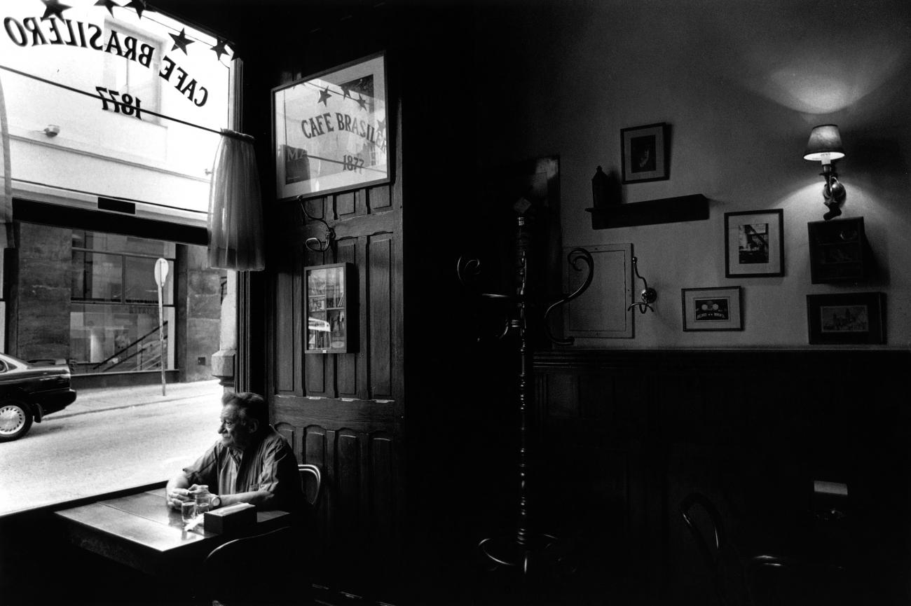 Benedetti en el Cafe Brasilero. Foto de Eduardo Longoni