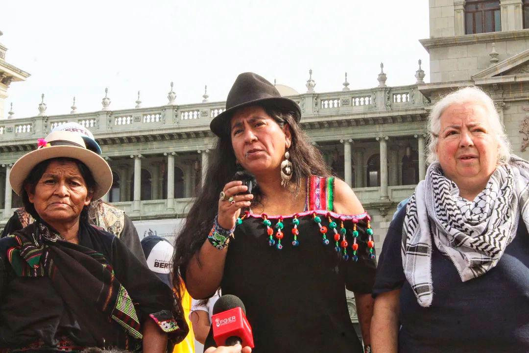 Adriana Guzmán junto a Claudia Korol y Susana en ciudad de Guatemala - Mar Korol