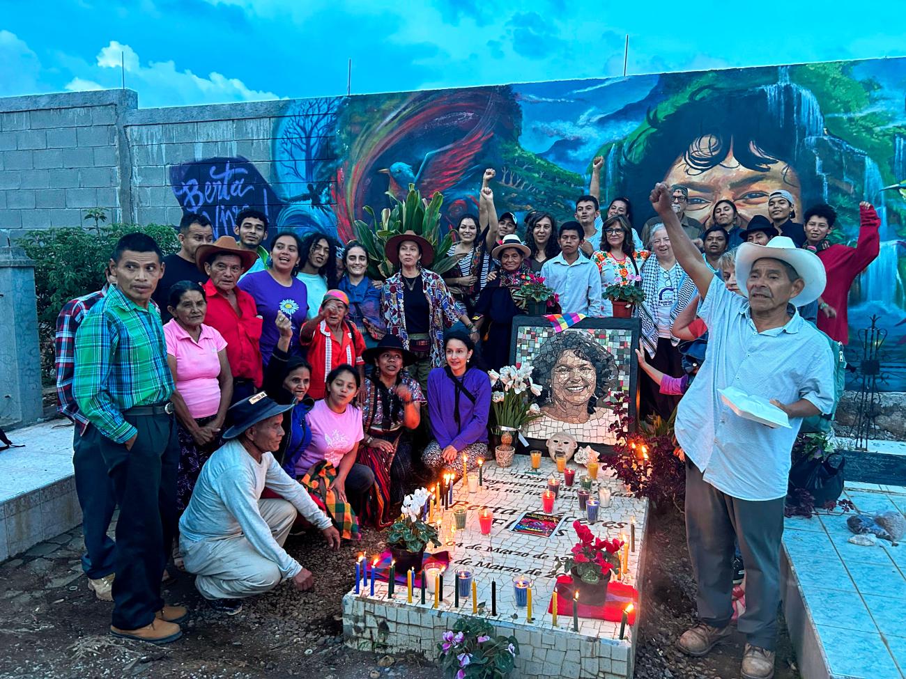 La delegación junto a Lolita Chávez visitaron la tumba de Berta Cáceres en Honduras - Copinh