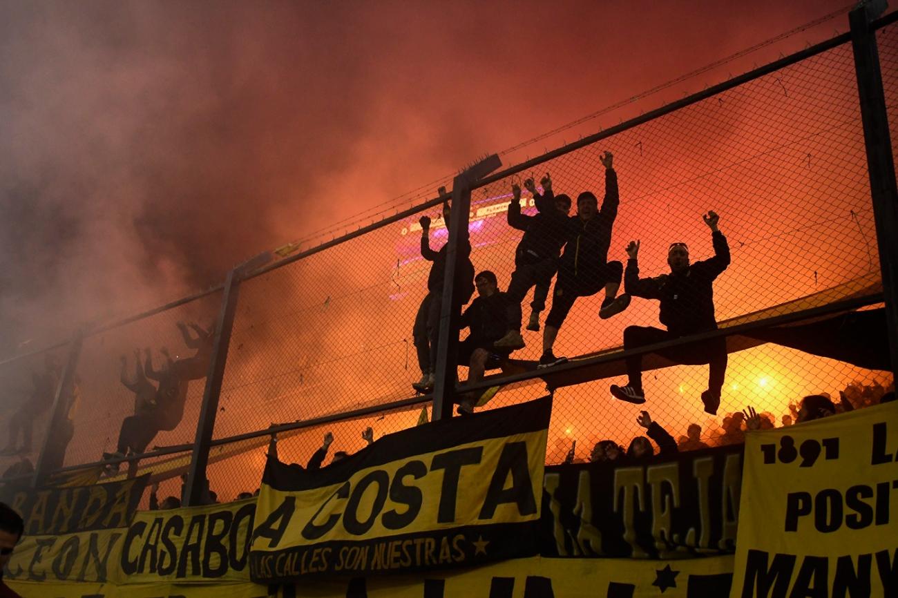 Hinchada de Peñarol durante el partido Peñarol vs Flamengo cuartos de final de la Copa Conmebol Libertadores, el 26 de setiembre de 2024 en el Estadio Campeón del Siglo, en Montevideo. / Foto: Sandro Pereyra, Agencia Gamba