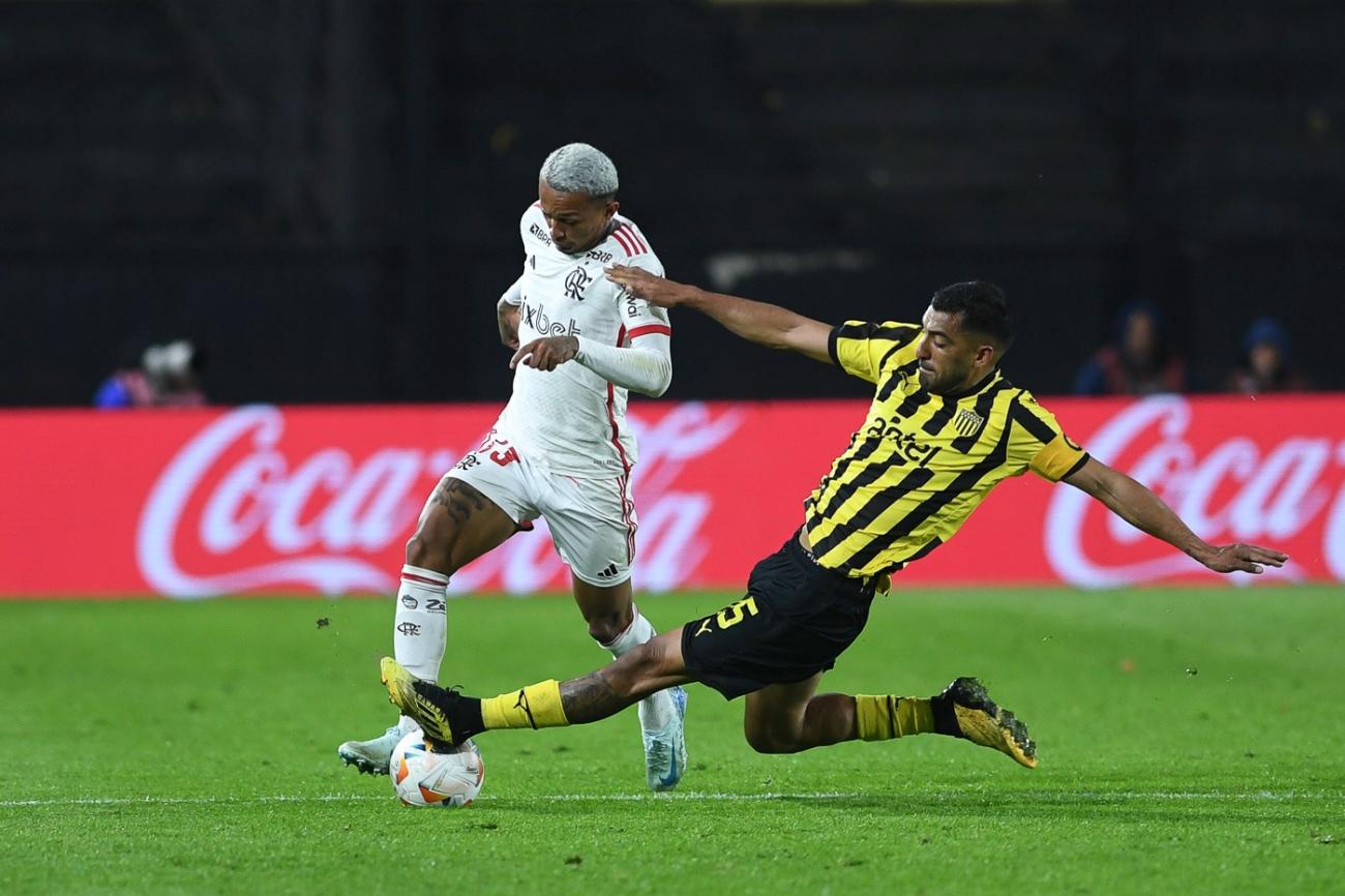 Wesley, de Flamengo, <y Maximiliano Olivera, de Peñarol,  durante el partido Peñarol vs Flamengo cuartos de final de la Copa Conmebol Libertadores, el 26 de setiembre de 2024 en el Estadio Campeón del Siglo, en Montevideo. / Foto: Sandro Pereyra, Agencia Gamba