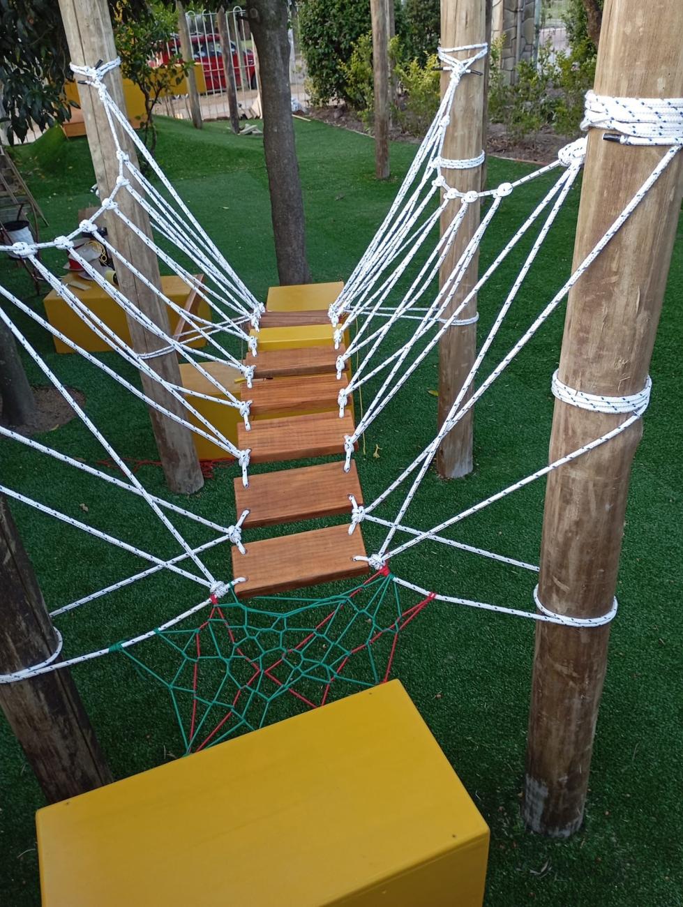 Los juegos estan instalados en la entrada al local escolar