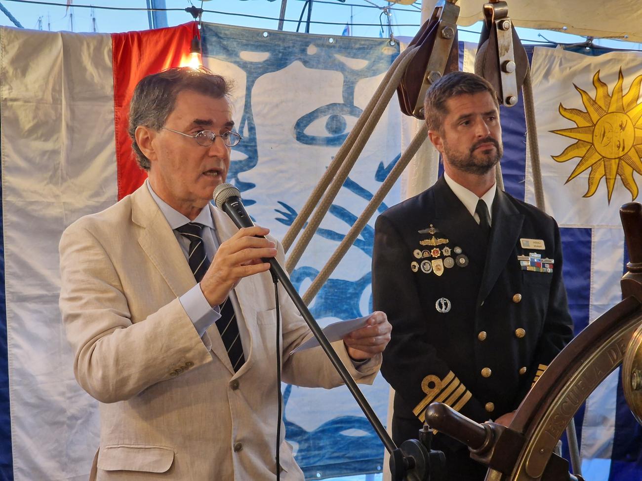 El Embajador González Otero recibe un regalo realizado por el artista uruguayo Ago Paez de manos del comandante del barco, Capitán Andrés Debali.