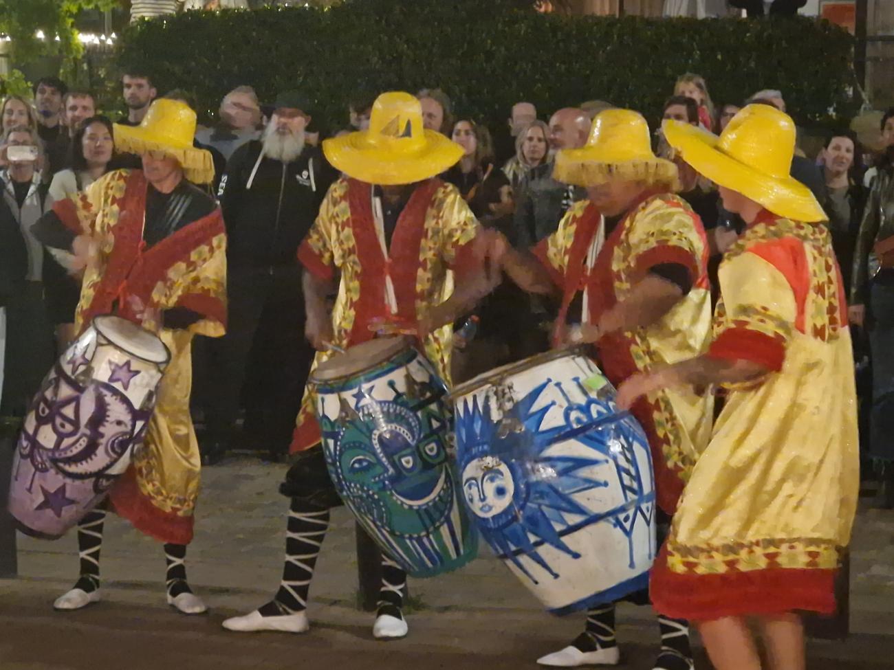 Actuación de Camdombe por parte de la tripulación de la Armada del Capitán Miranda.