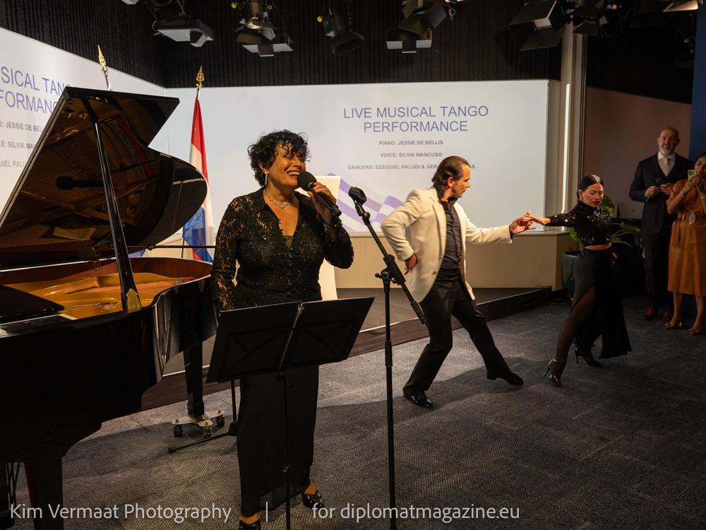 Espectáculo de tango de Silvia Mancuso, acompañada por la pianista Jessie de Bellis y los bailarines Ezequiel Paludi y Geraldina Rojas.