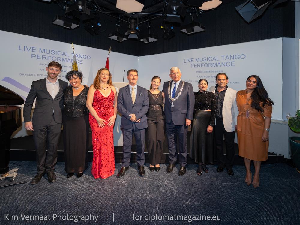 Su Excelencia Dr. Alvaro González Otero con artistas participantes en el Bicentenario de la Independencia de Uruguay.