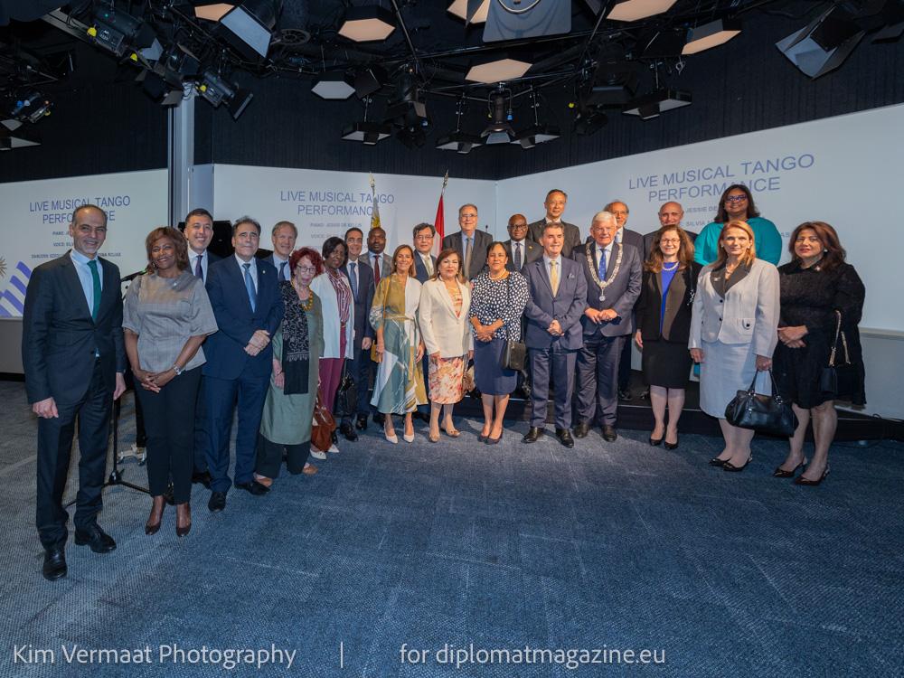 oto grupal del Embajador celebrando el Bicentenario de Uruguay.