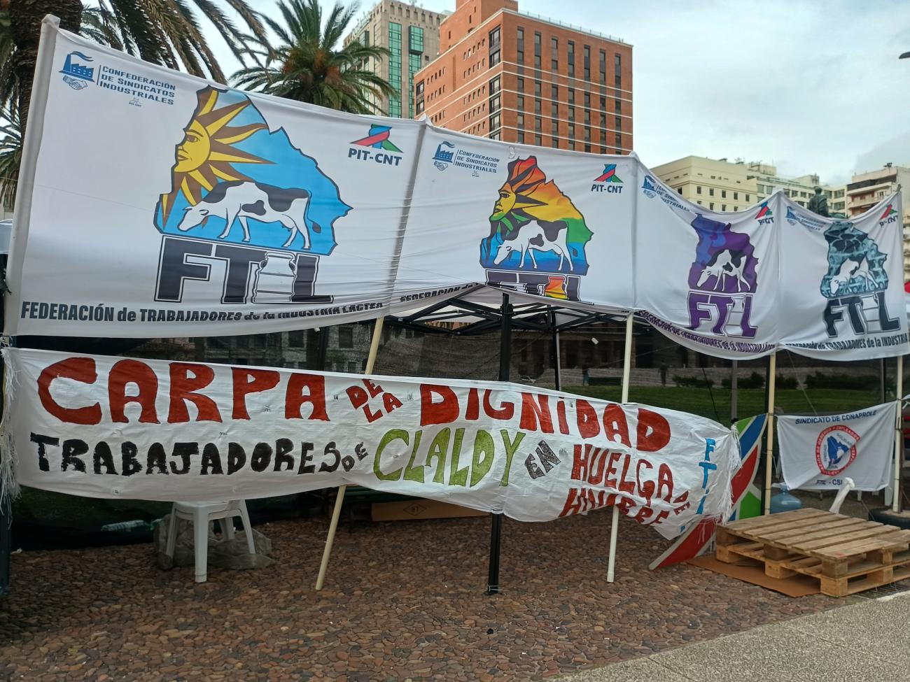 Exteriores de la carpa - Pancartas