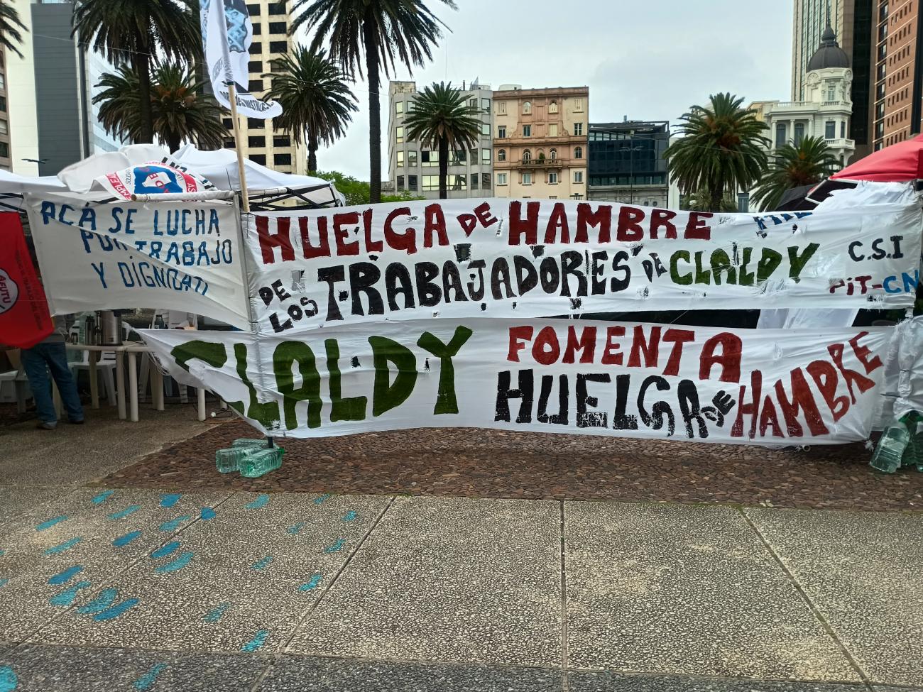 Exteriores de la carpa - Pancartas 2